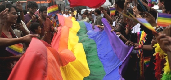 15jul2012---parada-gay-reune-cerca-de-500-pessoas-em-kolkata-na-india-realizado-anualmente-o-evento-visa-criar-uma-cultura-de-respeito-a-diversidade-sexual-e-orientar-sobre-os-direitos-da-comunidade-1342373697293_956x500